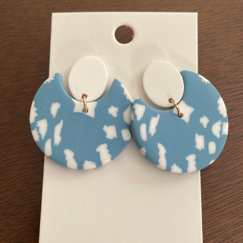 Earrings (Free with any purchase)